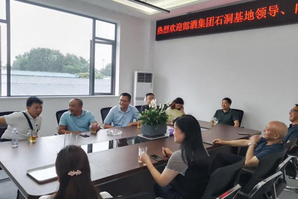 正威集團(tuán)余總、王總；郎酒集團(tuán)石洞基地領(lǐng)導(dǎo)一行蒞臨公司考察